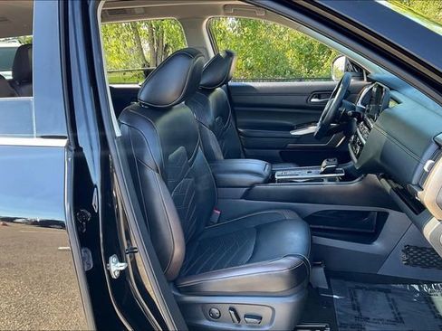 Used 2024 Nissan Pathfinder Platinum w/ Cargo Package image 7