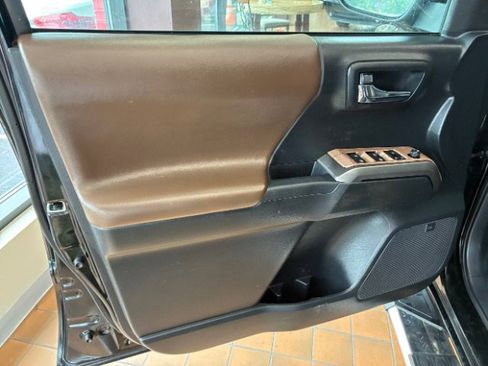 Used 2019 Toyota Tacoma Limited image 11