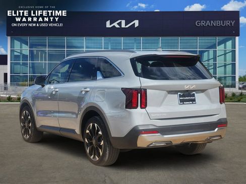 Certified 2025 Kia Sorento EX w/ Panoramic Sunroof Package FWD image 4