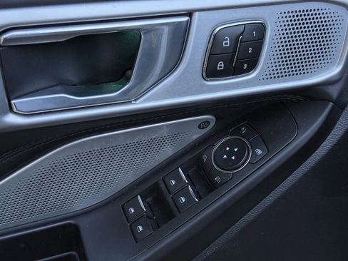 Used 2020 Ford Explorer Platinum w/ Premium Technology Package image 12