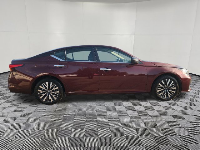 Used 2025 Nissan Altima 2.5 SV FWD image 4
