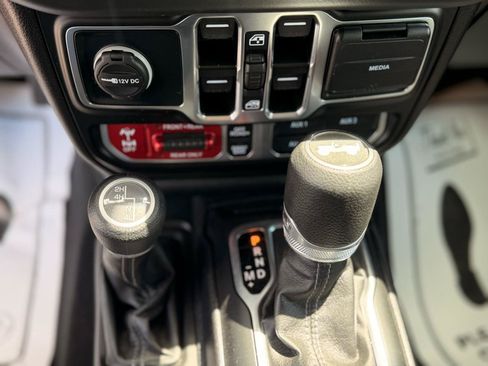 Used 2025 Jeep Wrangler Unlimited Rubicon AWD/4WD image 31