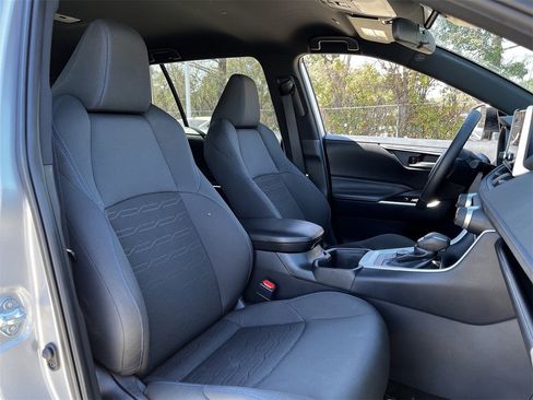 Used 2024 Toyota RAV4 SE image 27