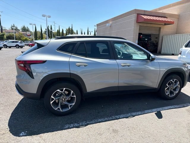 Used 2025 Chevrolet Trax LT FWD image 5
