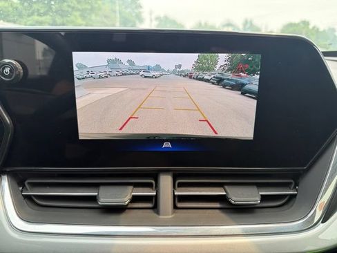 Used 2025 Chevrolet Trax LT w/ Sunroof Package FWD image 28