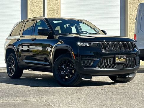 New 2025 Jeep Grand Cherokee Altitude image 2