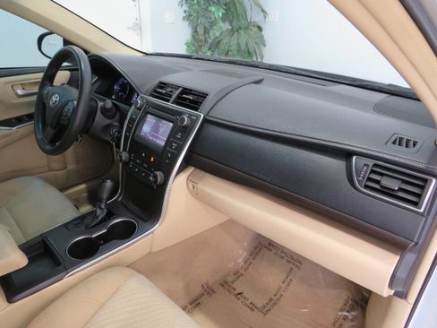 Used 2017 Toyota Camry LE FWD image 6