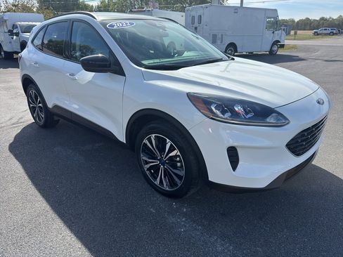 Used 2022 Ford Escape SE w/ SE Sport Appearance Package image 6