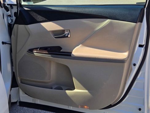 Used 2010 Toyota Venza FWD image 7