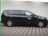 New 2026 Chrysler Pacifica Select image 4