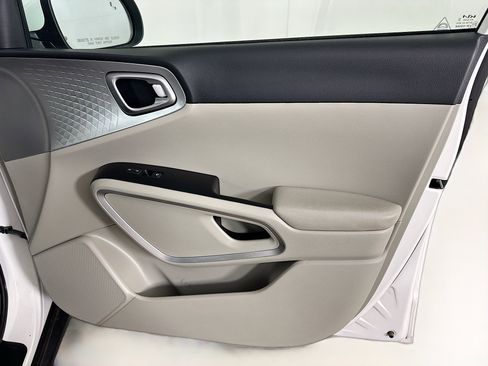 Used 2025 Kia Soul LX w/ LX Technology Package image 30