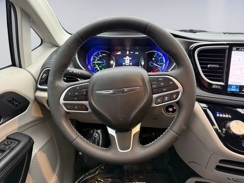 Certified 2024 Chrysler Pacifica Select image 15