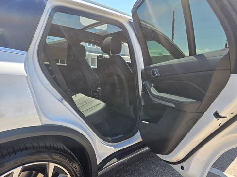 Used 2021 BMW X5 xDrive45e w/ Parking Assistance Package AWD/4WD image 18