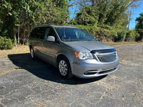 Used 2016 Chrysler Town & Country Touring image 5