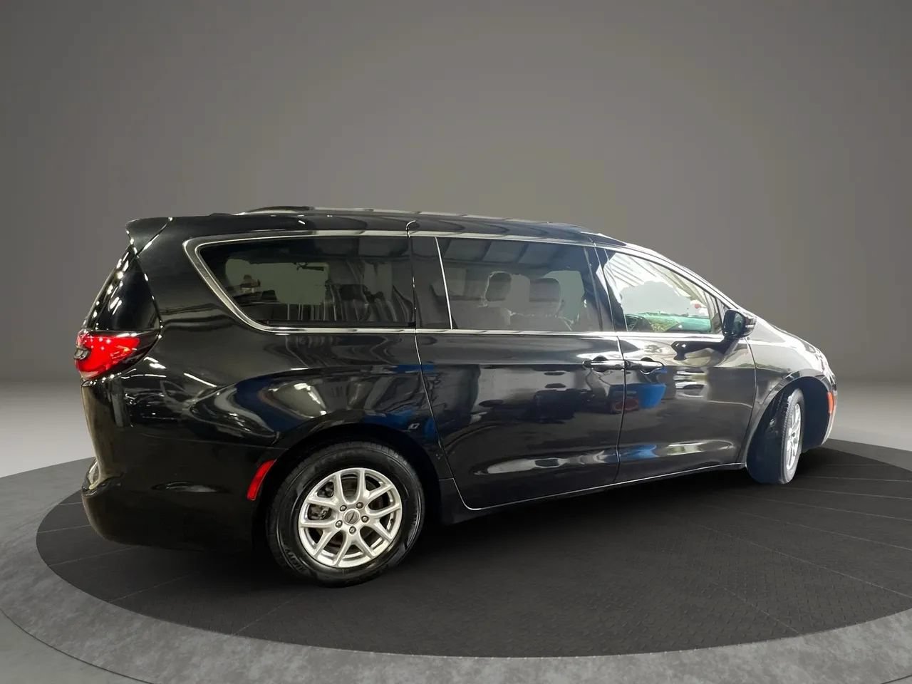 Used 2021 Chrysler Pacifica Touring-L w/ Uconnect Theater Family Group FWD image 6