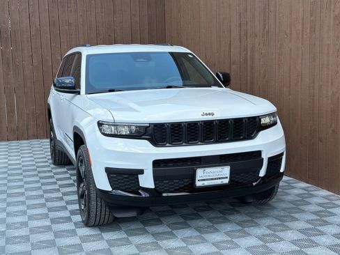 Used 2023 Jeep Grand Cherokee L Laredo RWD image 13