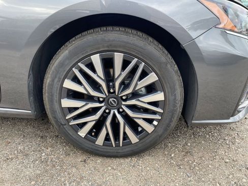 Used 2025 Nissan Altima 2.5 SV image 30