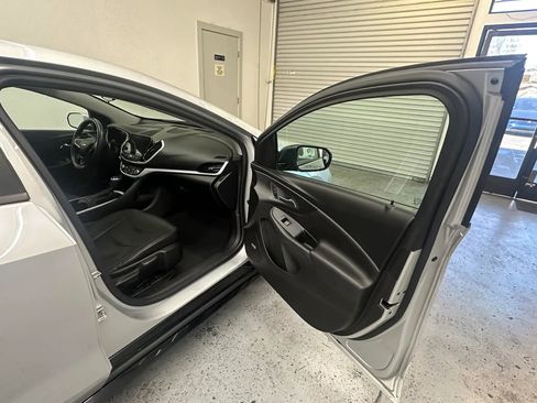 Used 2017 Chevrolet Volt LT w/ Comfort Package image 44