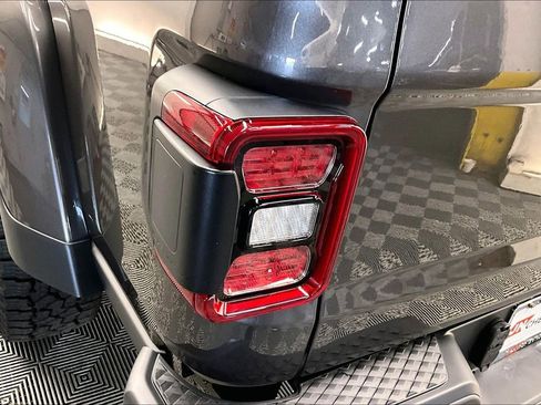 Used 2025 Jeep Gladiator Mojave image 27