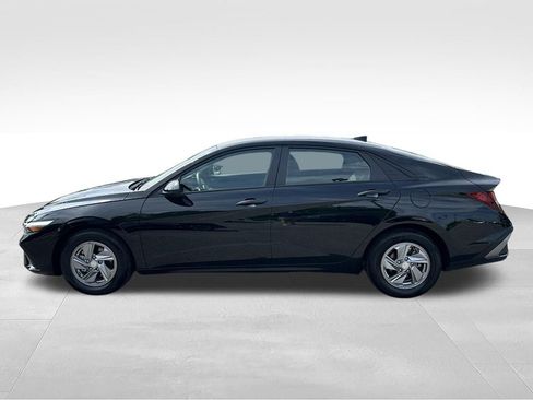 Certified 2026 Hyundai Elantra SE w/ Cargo Package FWD image 4