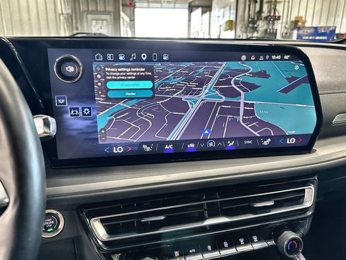 Used 2025 Chevrolet Traverse LT FWD image 21