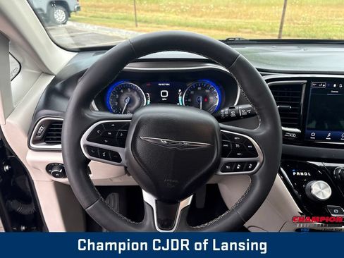 Used 2022 Chrysler Pacifica Touring-L FWD image 21
