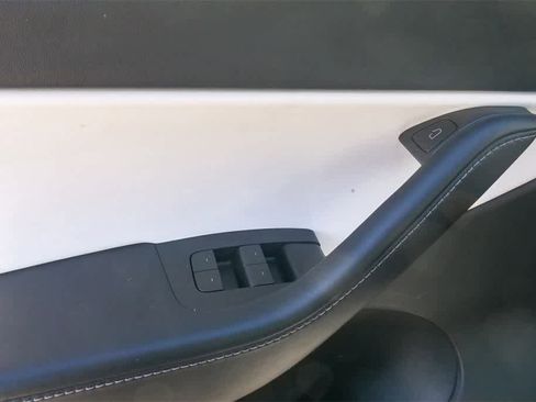 Used 2022 Tesla Model Y Long Range image 19