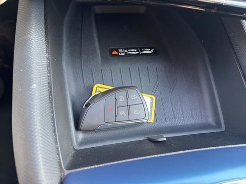 Used 2025 Chevrolet Equinox EV LT w/ Convenience Package image 16