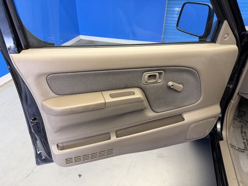 Used 2003 Nissan Frontier XE RWD image 9