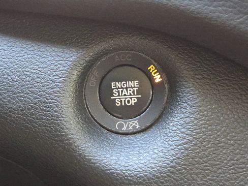 Used 2021 Jeep Cherokee Altitude image 23