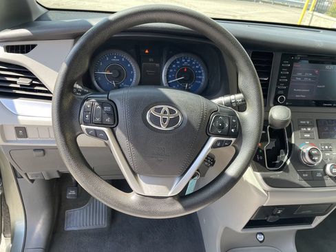 Used 2020 Toyota Sienna LE AWD/4WD image 16