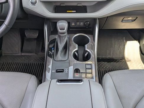 Used 2023 Toyota Highlander Platinum FWD image 19