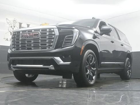 Used 2025 GMC Yukon XL Denali w/ Denali Reserve Package AWD/4WD image 4
