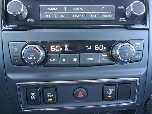 Used 2024 Nissan Titan SV w/ SV Convenience Package image 4