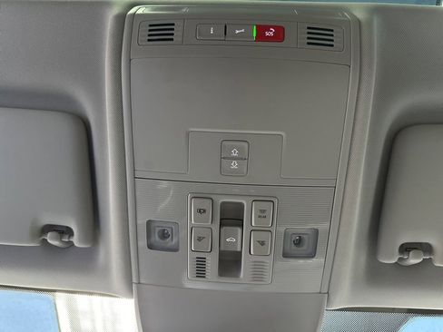 Used 2024 Volkswagen Taos SE image 29