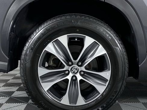 Used 2024 Toyota Highlander XLE image 11