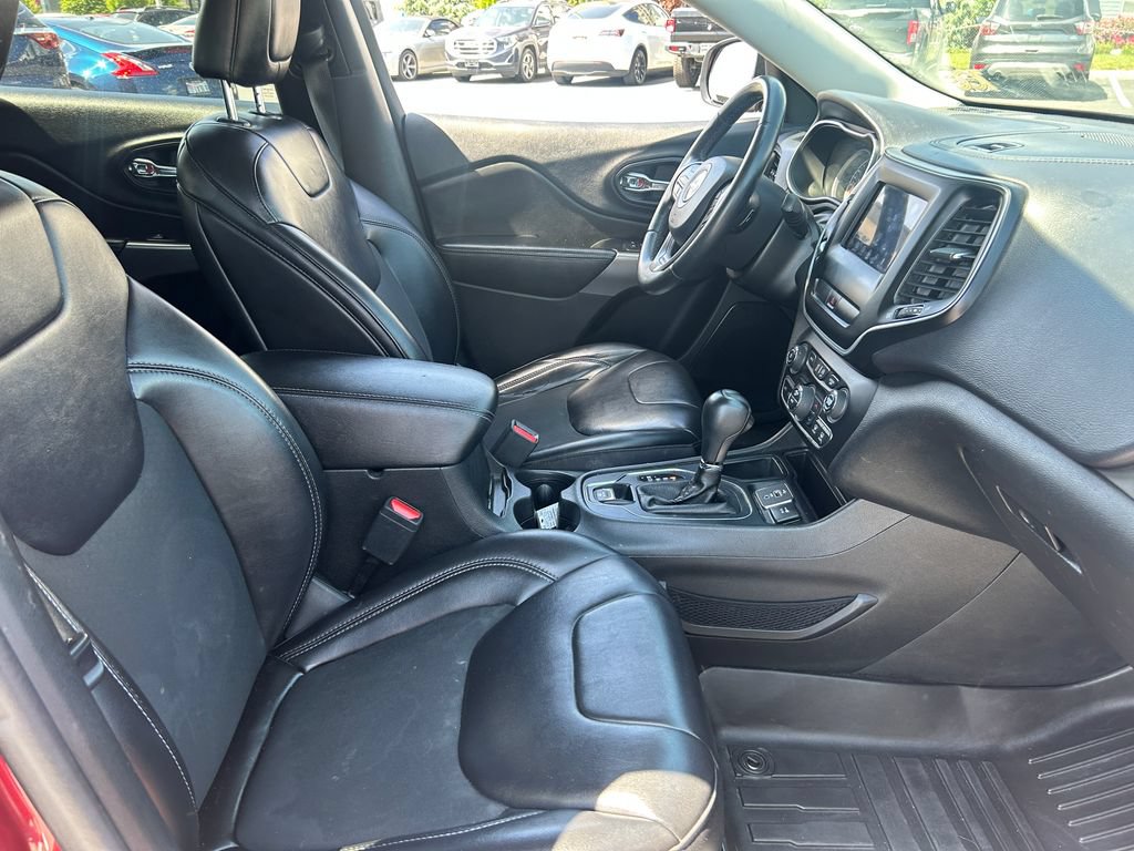Used 2019 Jeep Cherokee Latitude Plus w/ Comfort/Convenience Group FWD image 34