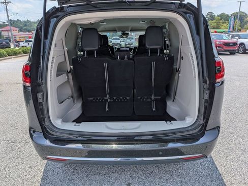 Used 2023 Chrysler Pacifica Touring-L FWD image 29