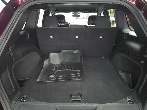 Used 2018 Jeep Grand Cherokee Laredo AWD/4WD image 13