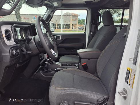 Used 2025 Jeep Wrangler Unlimited Sahara AWD/4WD image 17