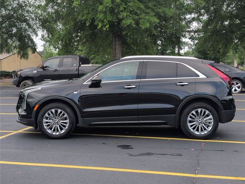 Used 2025 Cadillac XT4 Premium Luxury FWD image 2