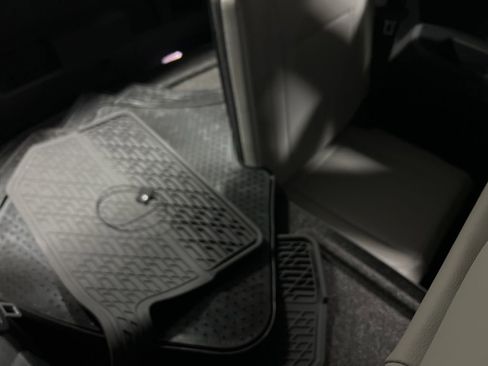 Used 2024 Volkswagen Tiguan SE R-Line image 17