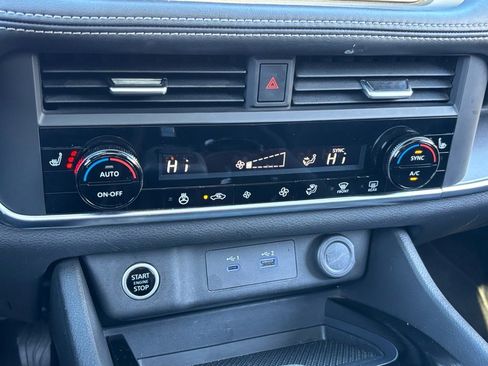 Used 2023 Nissan Rogue SV w/ SV Premium B Package image 17