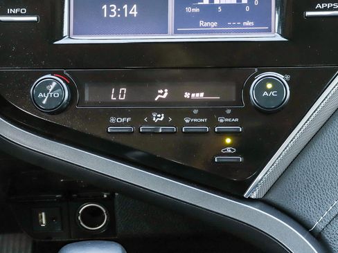 Used 2018 Toyota Camry SE FWD image 19