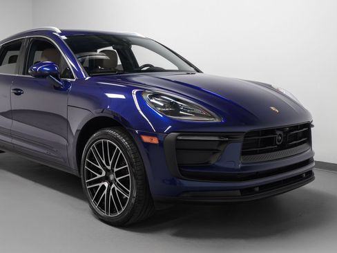 Certified 2023 Porsche Macan AWD/4WD image 9