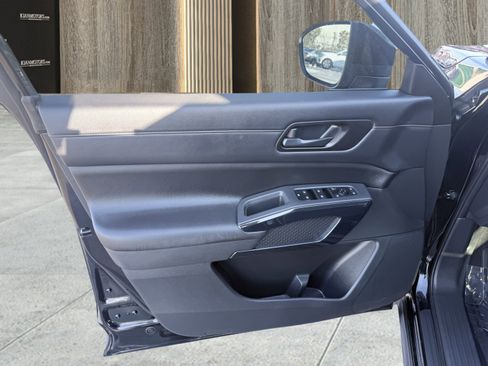 Used 2025 Nissan Pathfinder S image 18