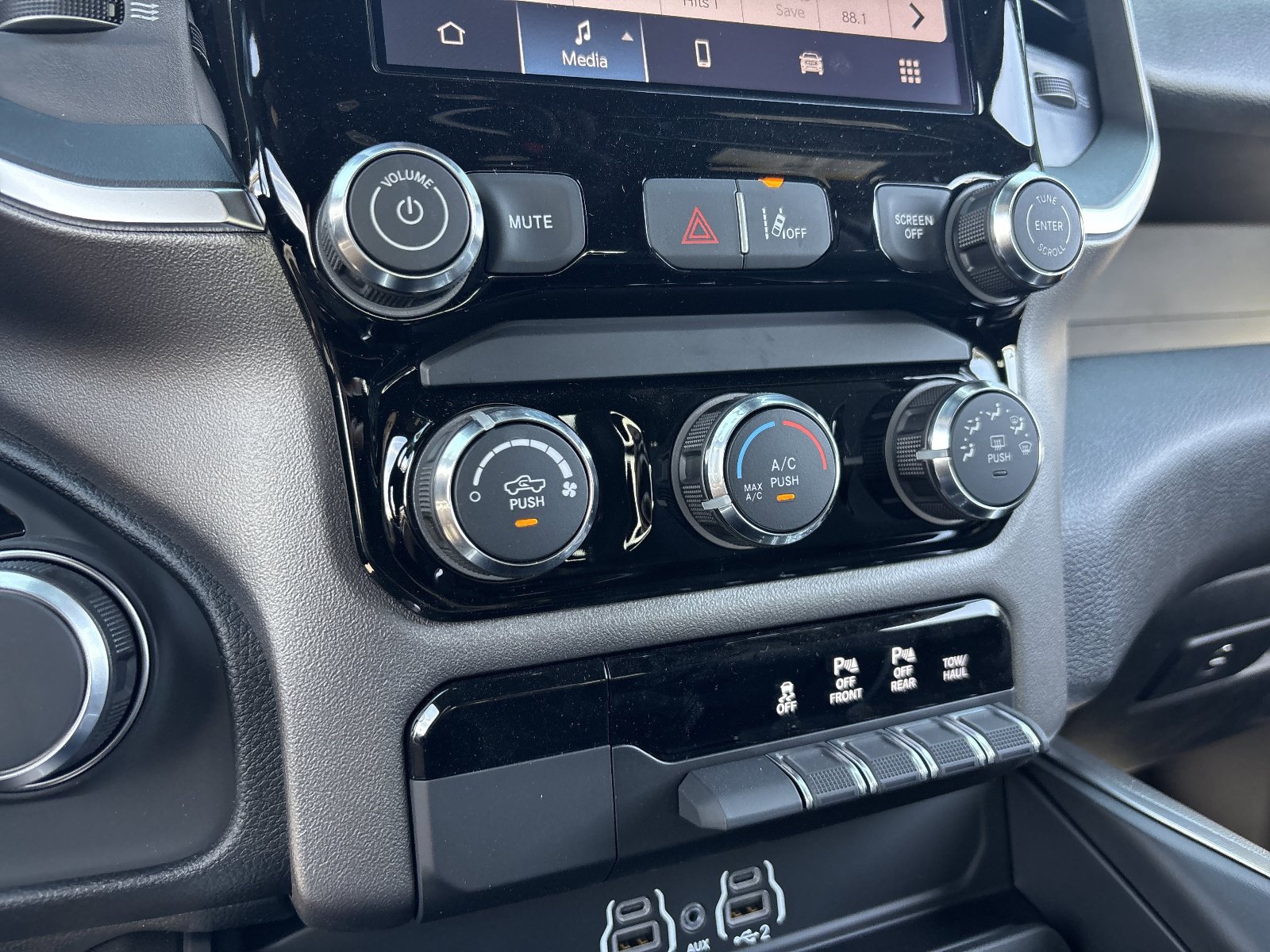New 2026 RAM 1500 Express AWD/4WD image 23