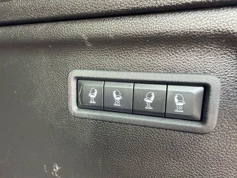 Used 2025 Jeep Wagoneer L Series II AWD/4WD image 25