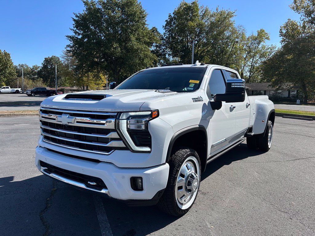 Used 2025 Chevrolet Silverado 3500 High Country w/ Technology Package AWD/4WD image 3