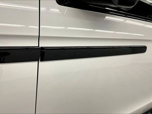 Used 2025 Lincoln Navigator Reserve w/ Jet Appearance Package AWD/4WD image 9